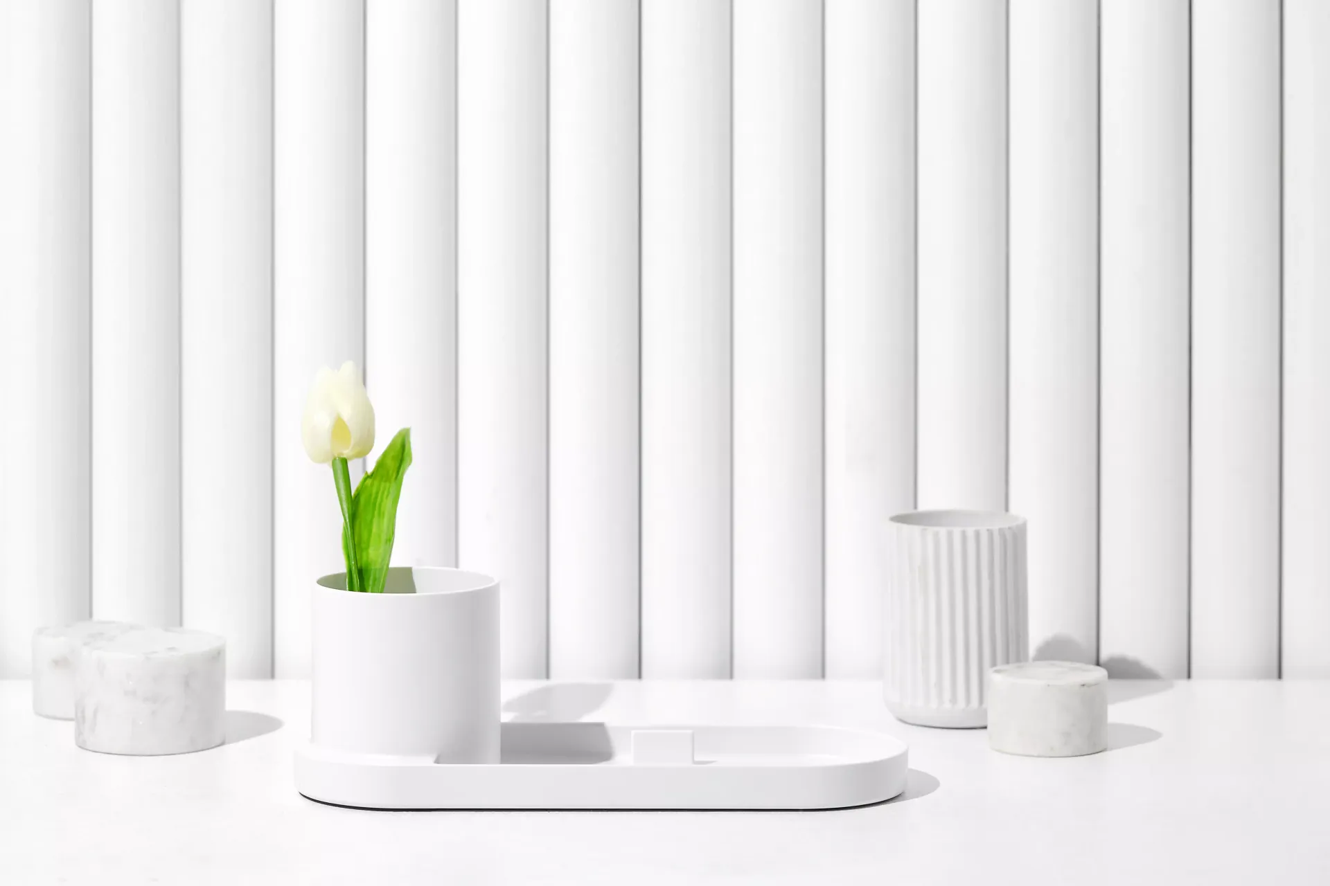 Bandeja de soporte blanca con una flor