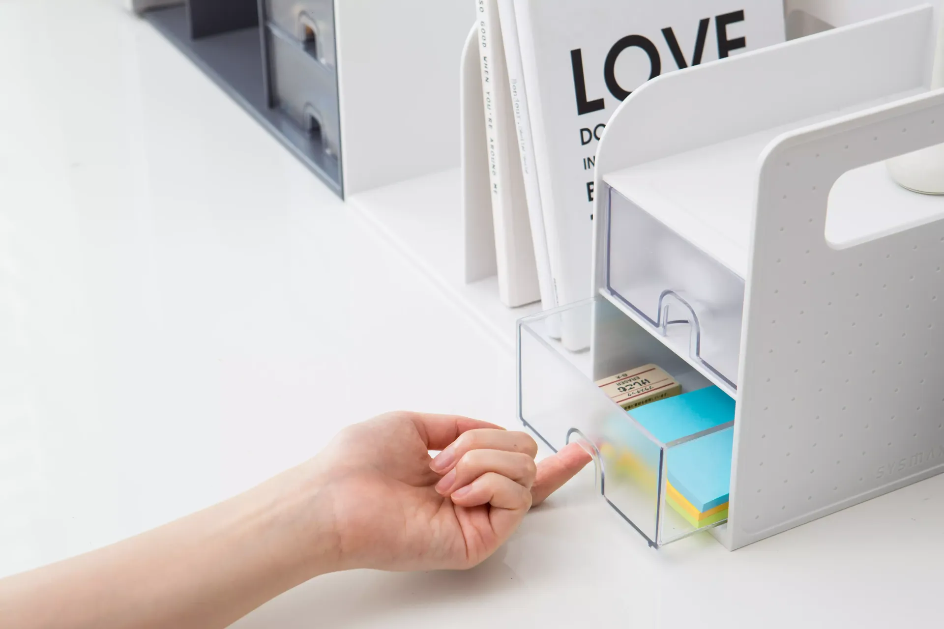 Persona abriendo el cajón del organizador de Litem.