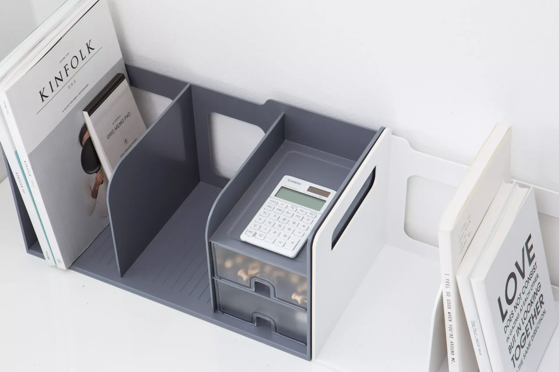 Um porta-livros com uma calculadora em cima