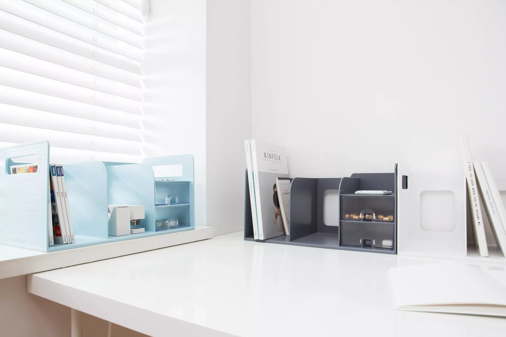 Una mesa blanca con un estante para libros y una ventana.