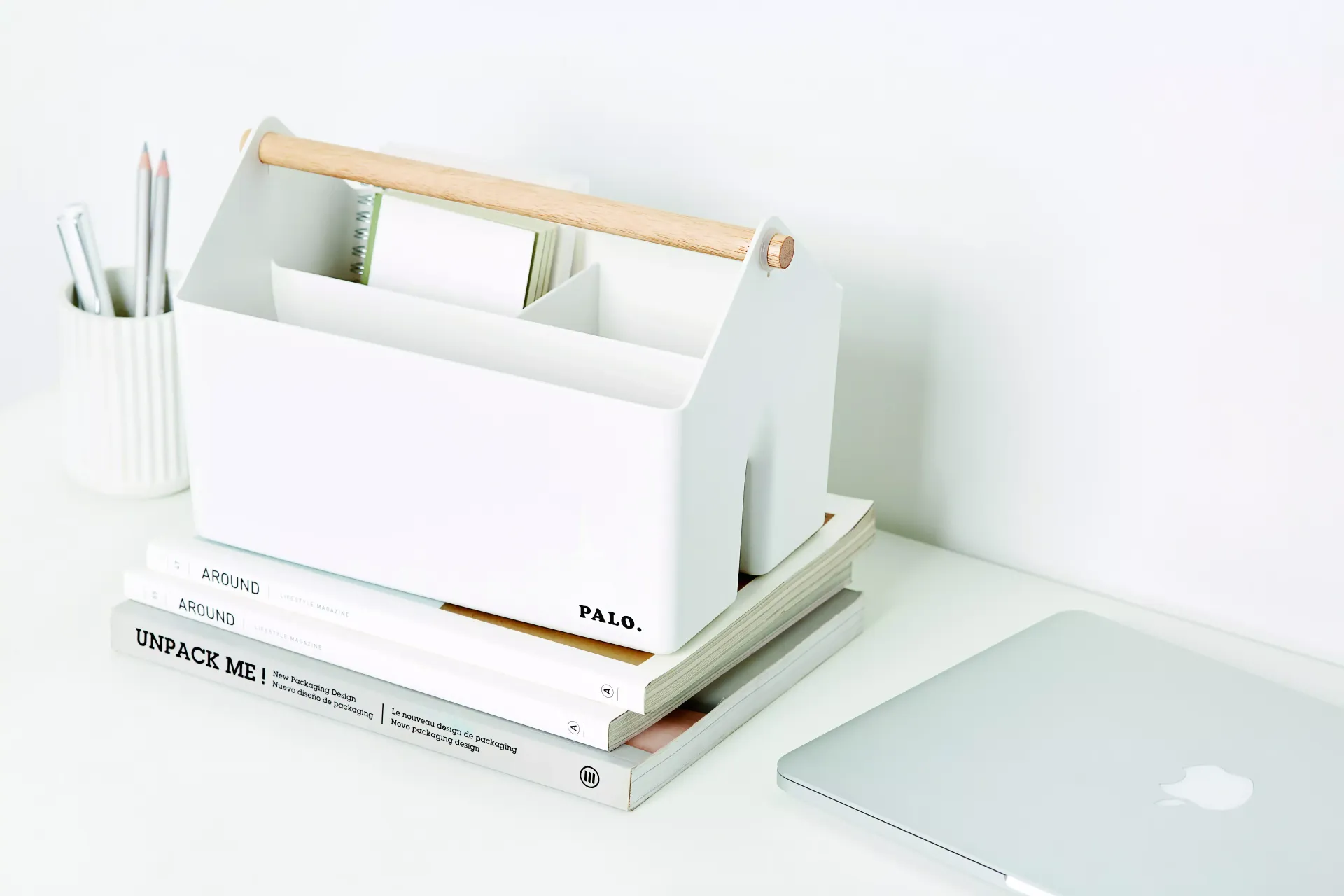 Secretaria con ordenador, libros y una cesta organizadora blanca con asa de madera de Litem.