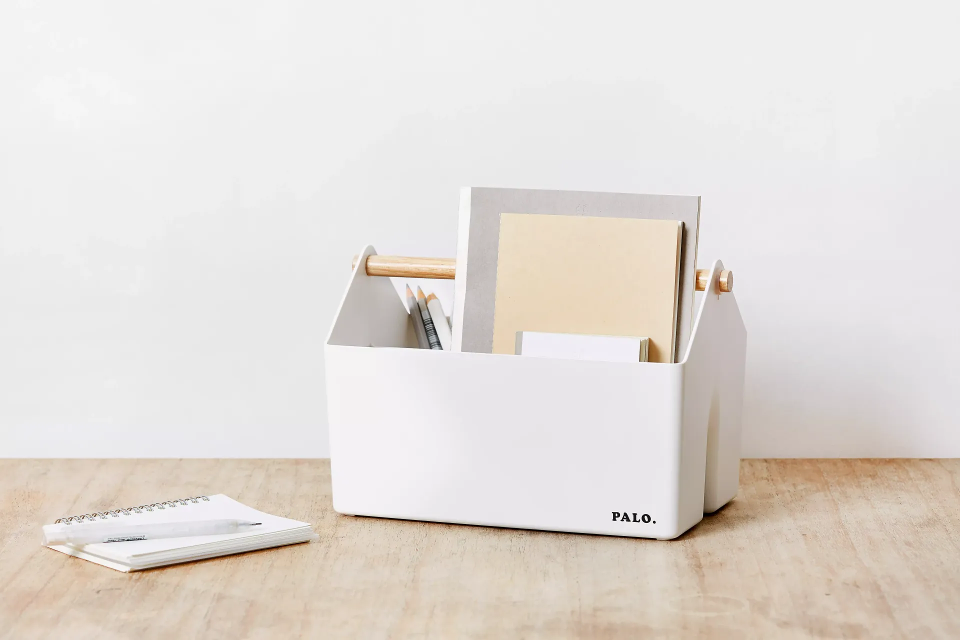 Secretaria con cesta organizadora con asa de madera de litem