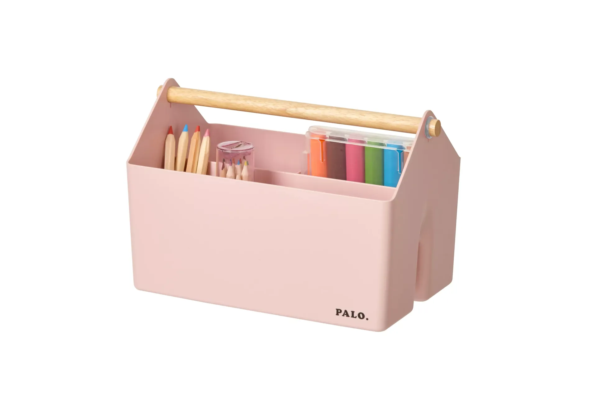 Una caja rosa con asa de madera llena de lápices y rotuladores.