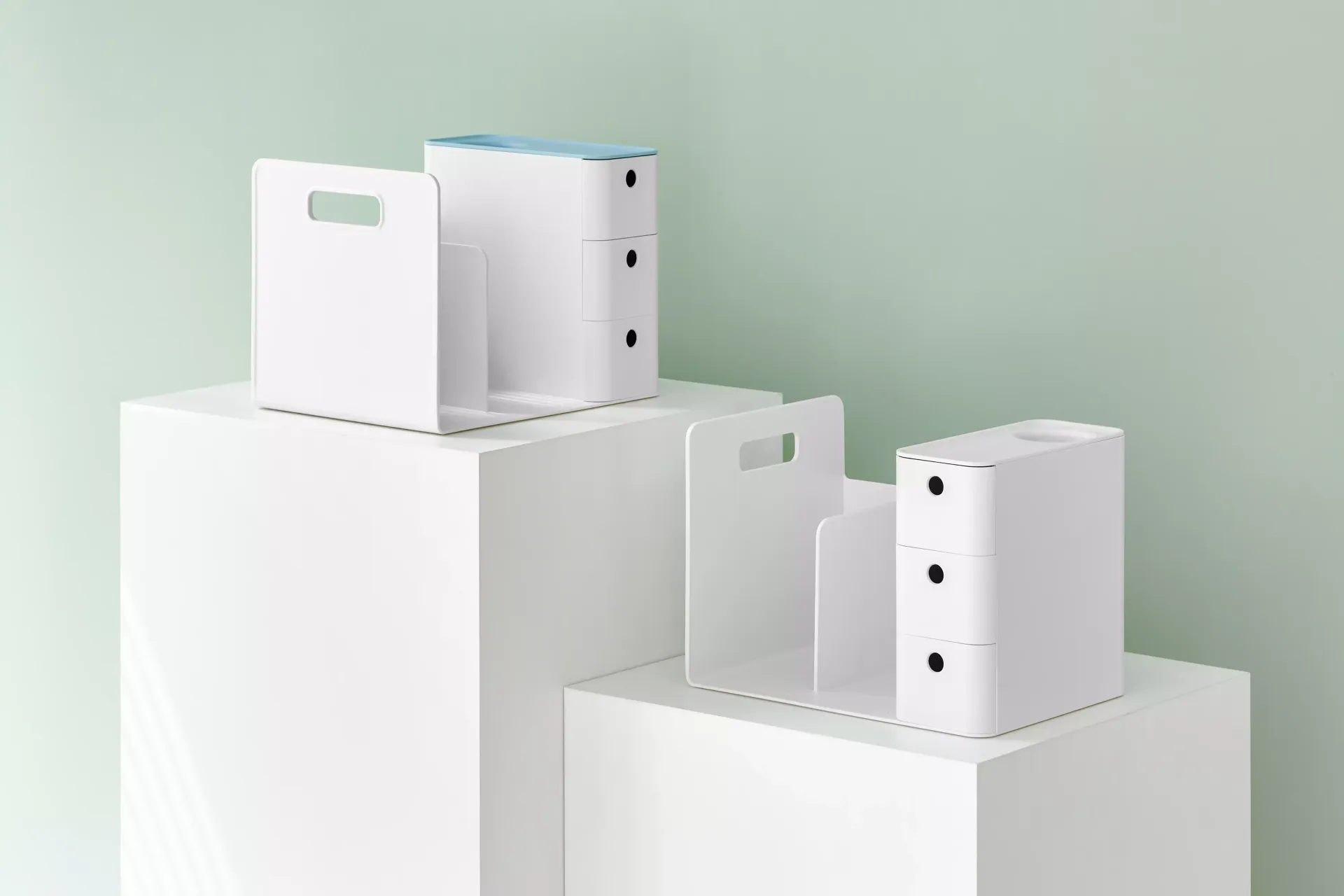 Un grupo de cajas blancas apiladas unas sobre otras sobre una mesa.