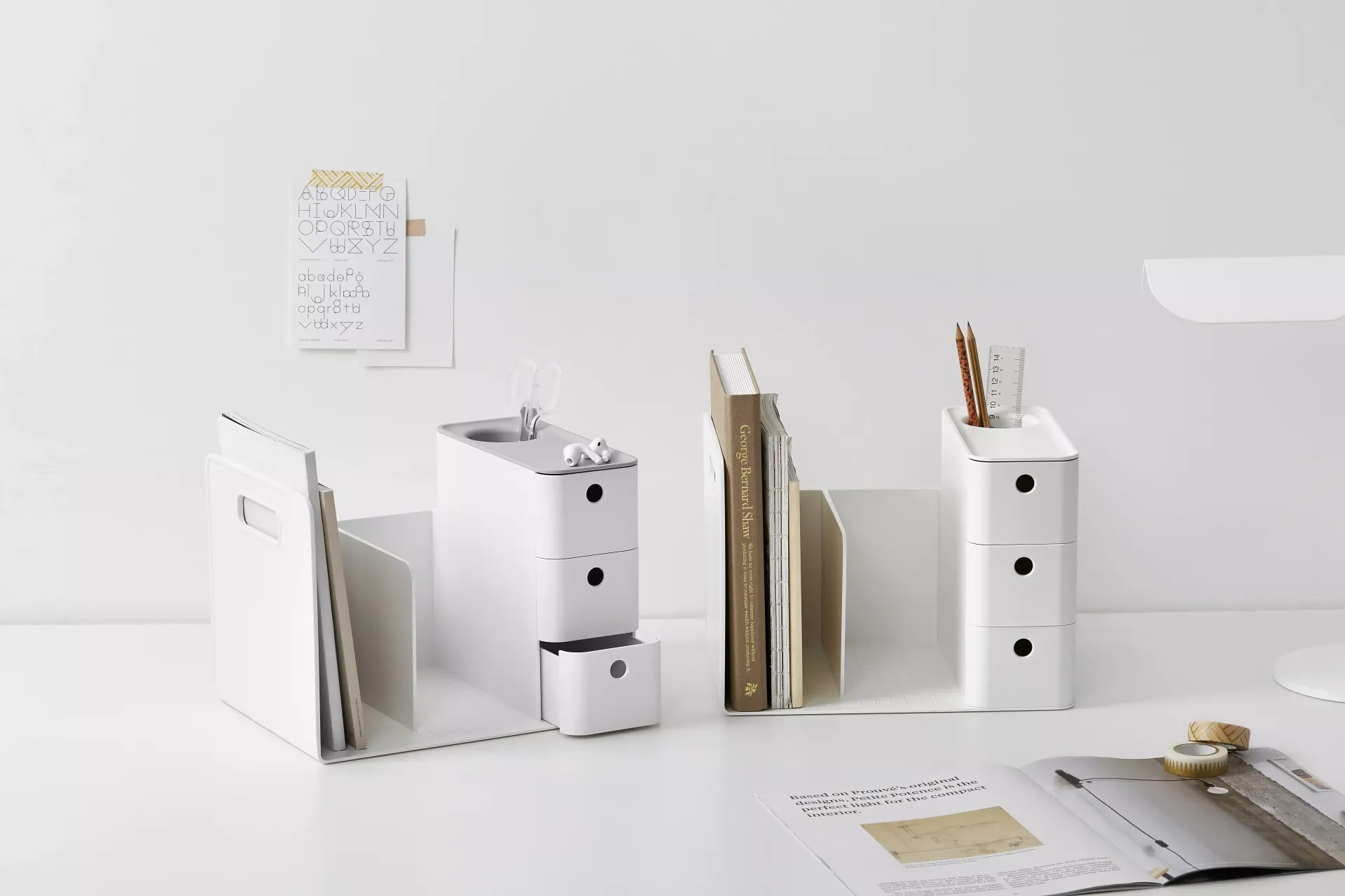 Una mesa con un montón de cajas blancas encima.