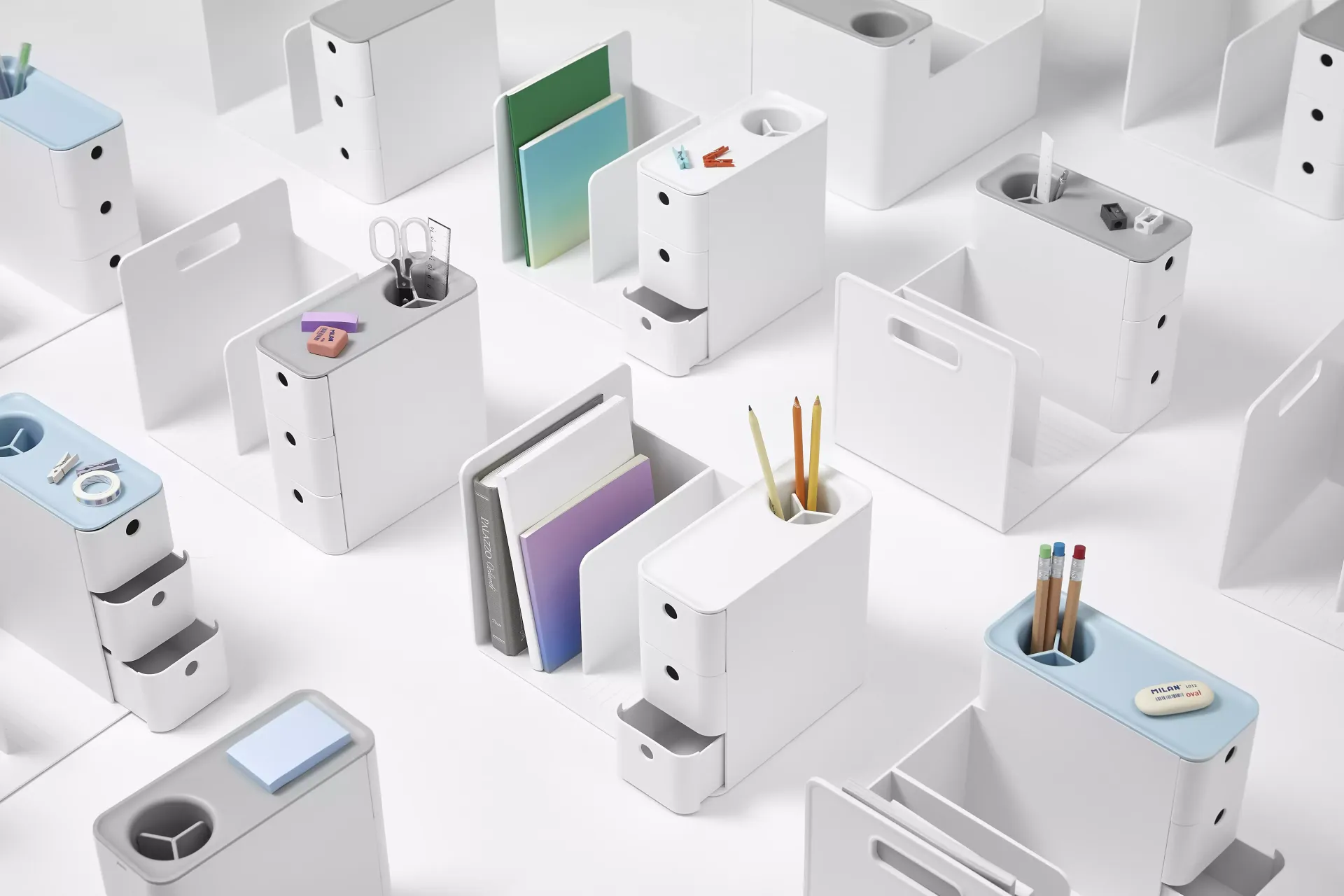 Un montón de cajas blancas apiladas unas sobre otras sobre una mesa.