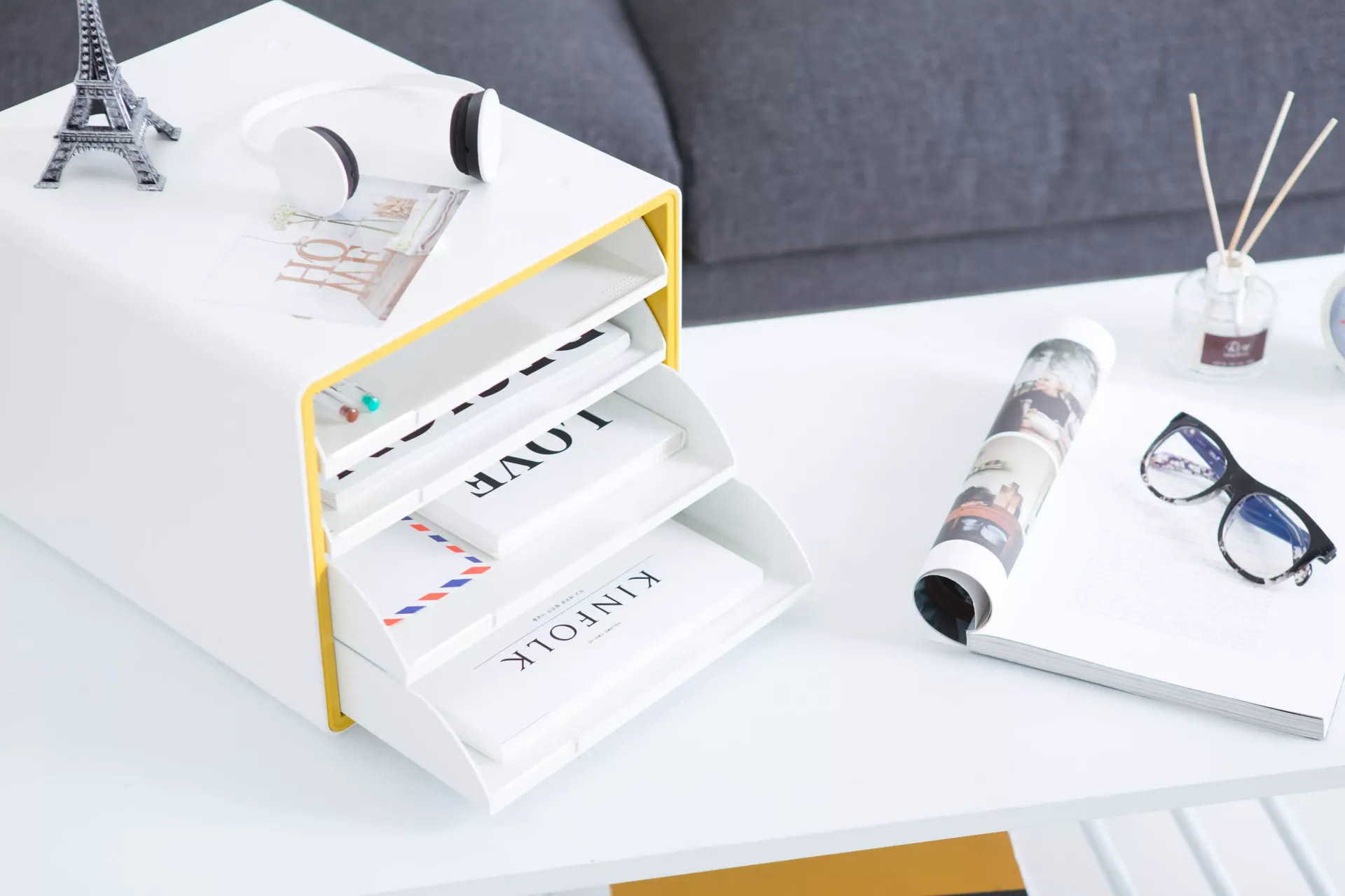 Una caja blanca con la palabra amor escrita en ella.