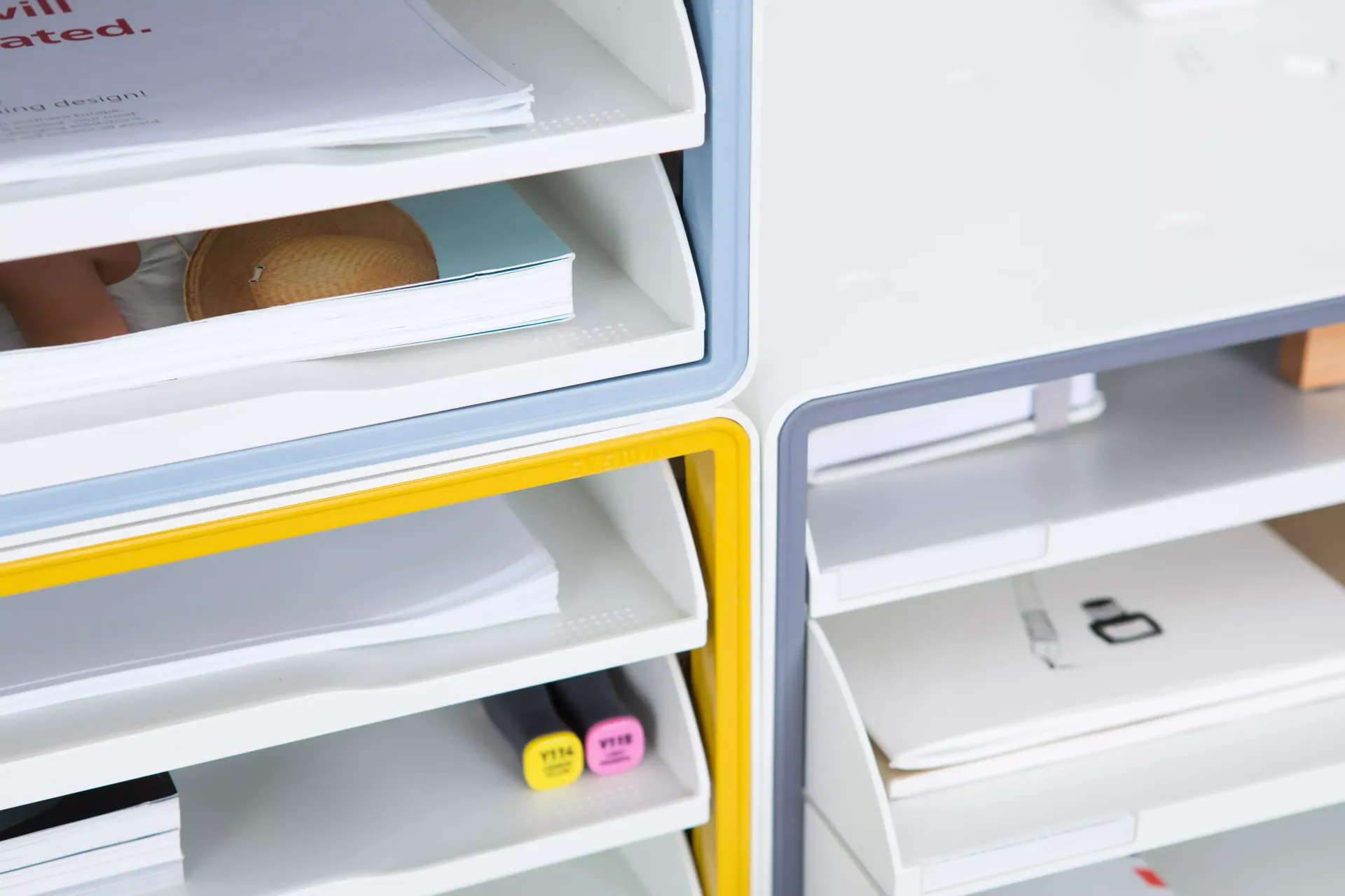 Un primer plano de una estantería con un libro encima.