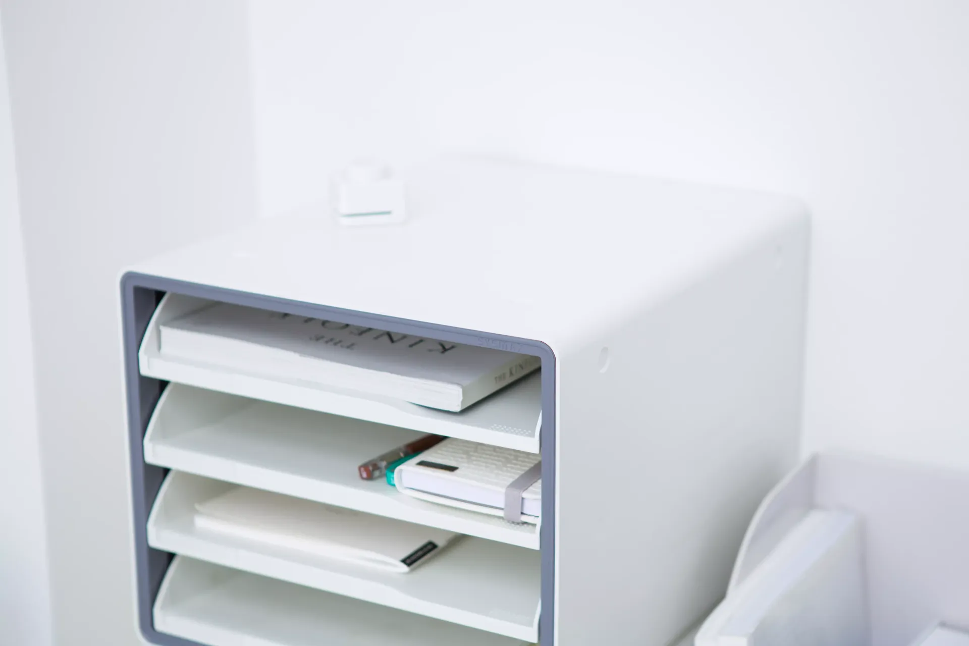 Uma prateleira branca com um livro em cima