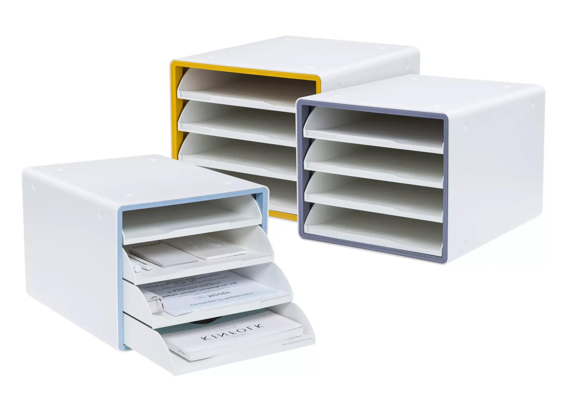 Três caixas coloridas diferentes com papéis dentro delas em um fundo branco