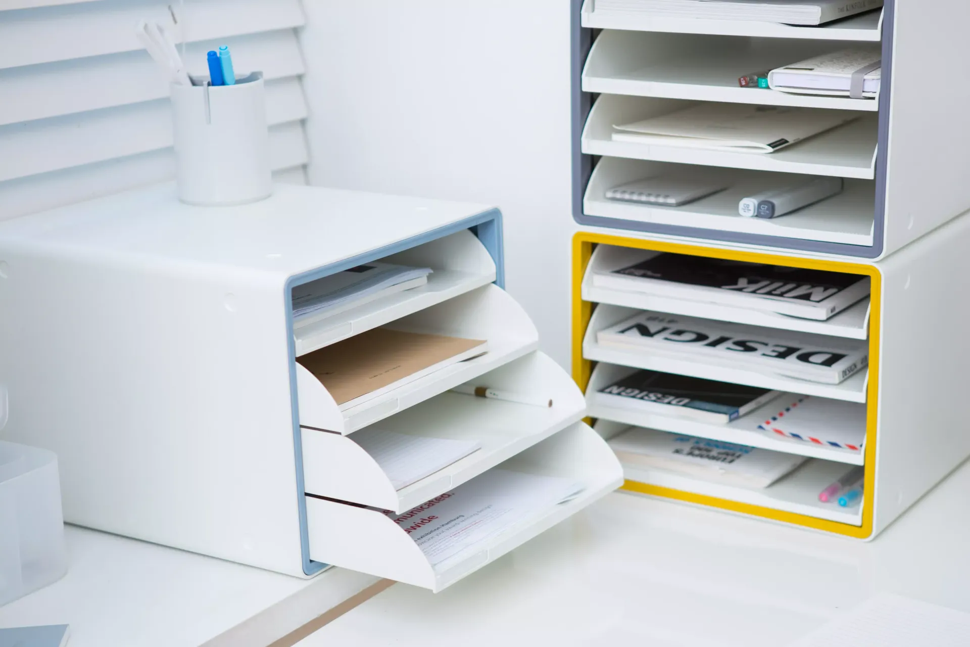 Uma pilha de prateleiras com uma que diz design