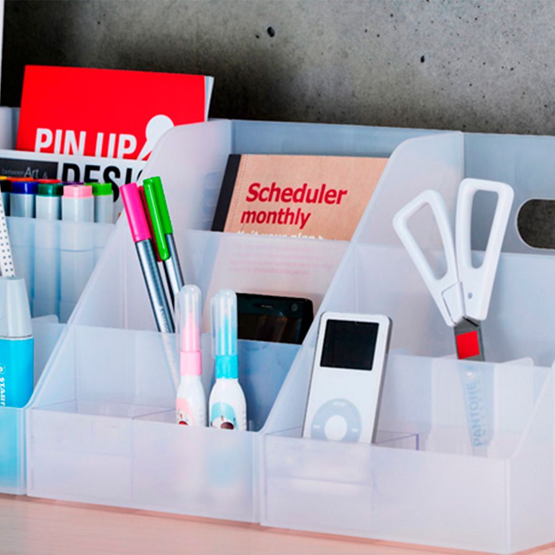 Un organizador de mesa con un libro titulado agenda mensual.