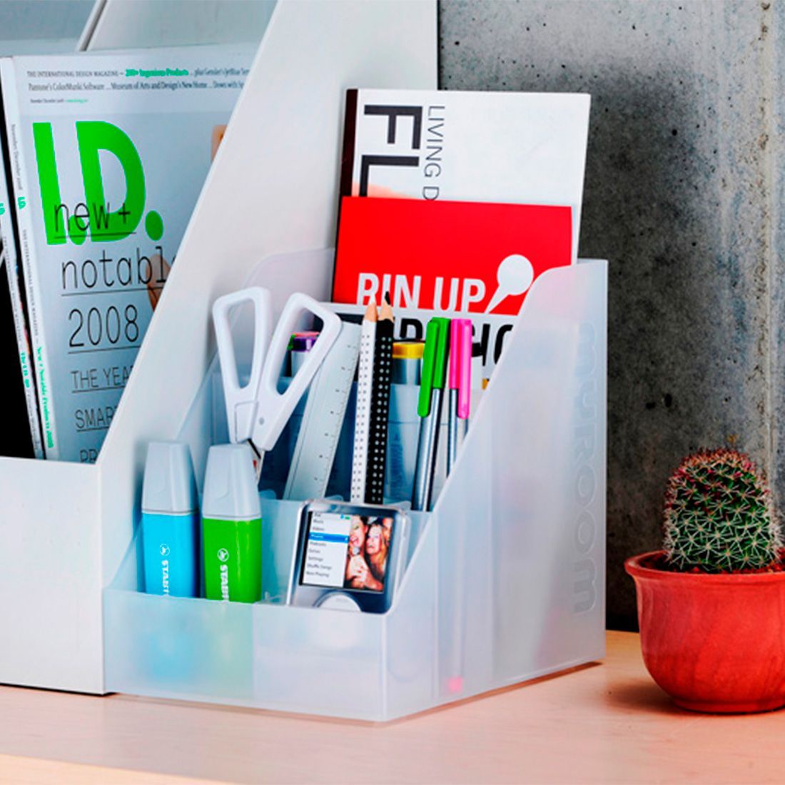 Organizador de escritorio con varios objetos