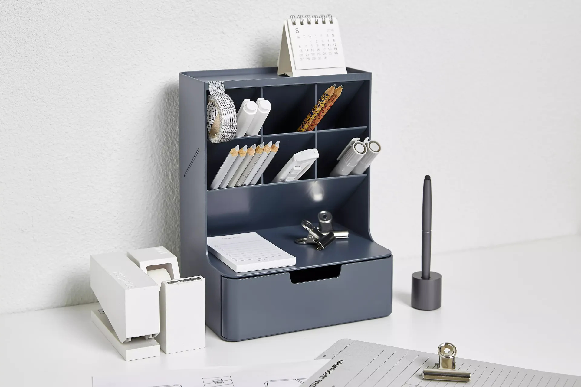 Organizador de escritorio con bolígrafos y lápices ordenados