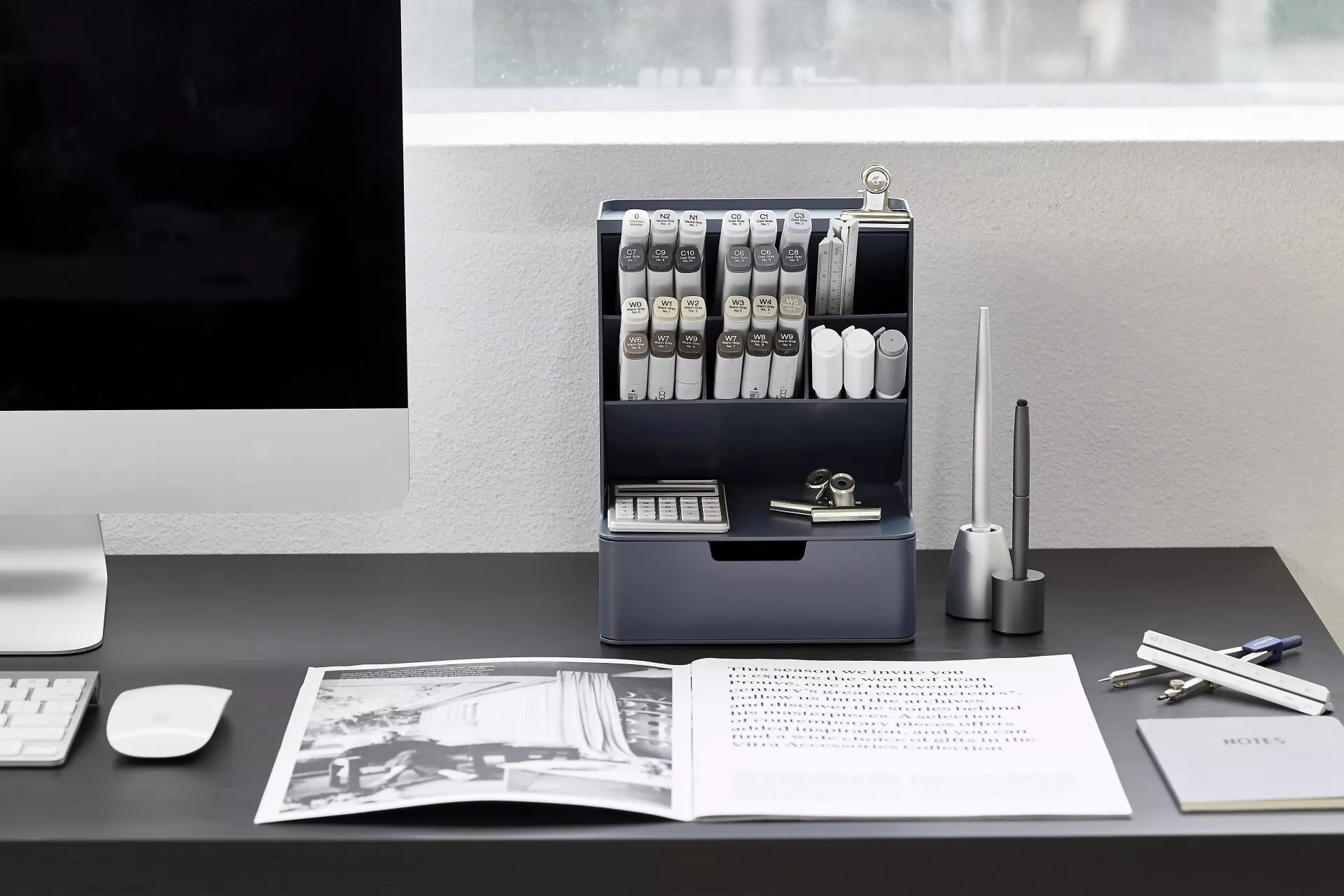 Secretaria con material de escritura en un organizador de escritorio