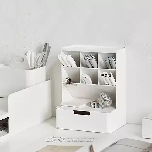 Mesa con un organizador de escritorio con 6 compartimentos para bolígrafos y un cajón.