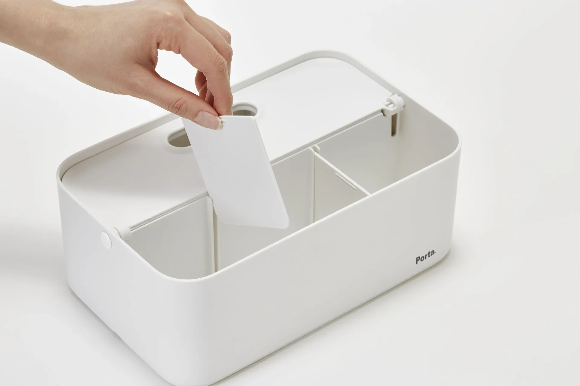 Una persona está colocando una tarjeta en una caja blanca.