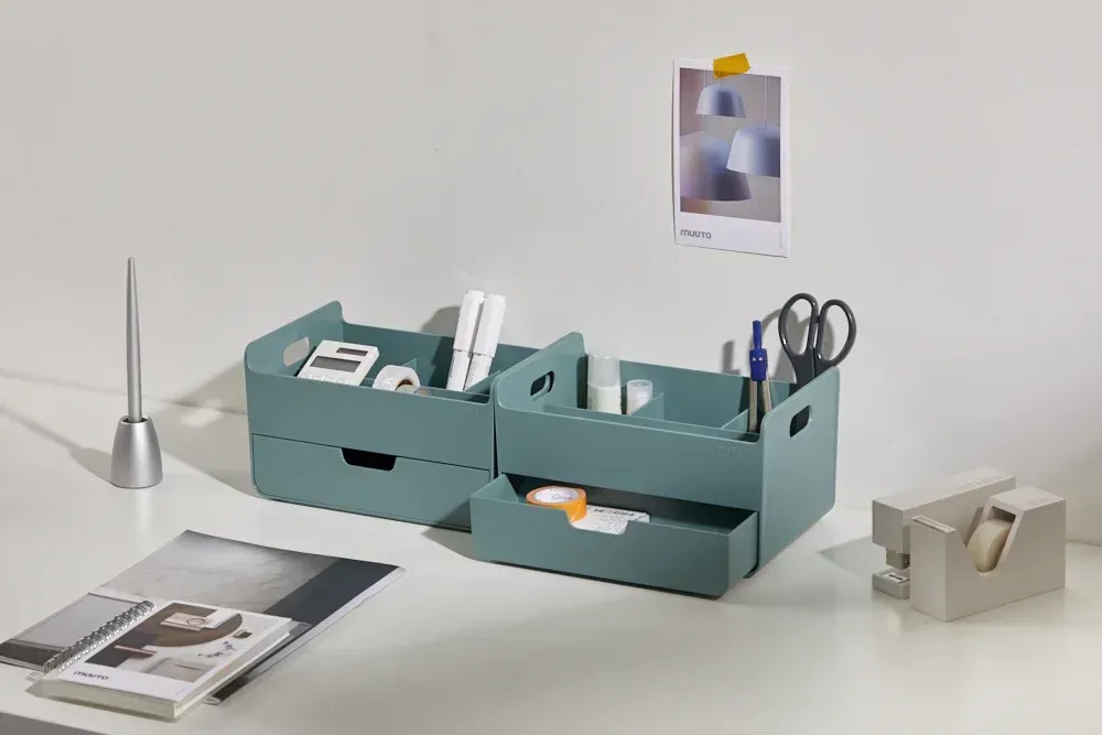 Un organizador de escritorio con cajones llenos de material de oficina.