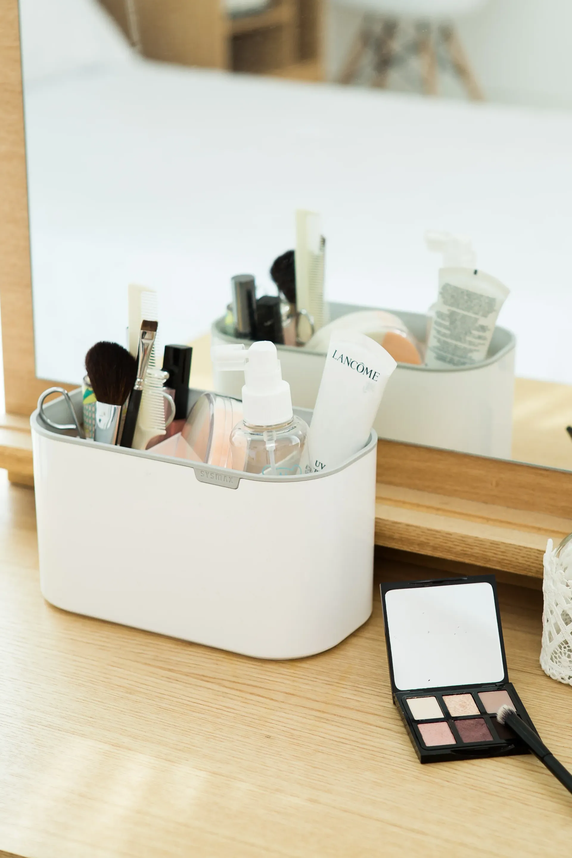 Organizador del hogar con productos de maquillaje