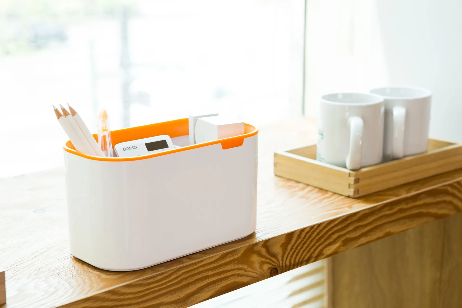 Secretaria con portalápices naranja de Litem