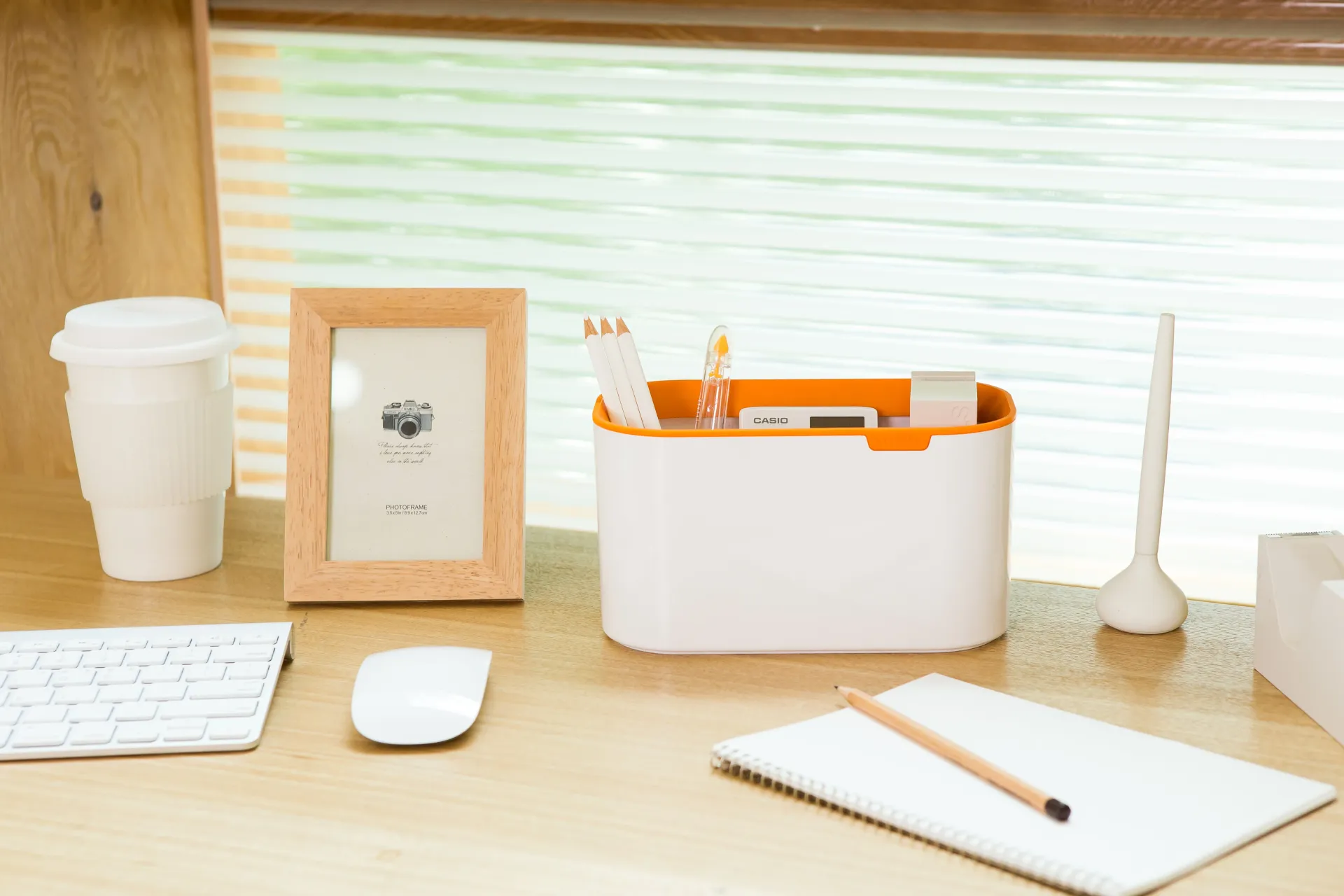 Secretaria con el organizador naranja de Litem