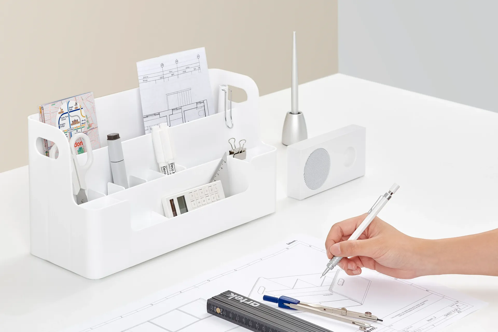 Una persona está escribiendo en un trozo de papel con un bolígrafo.