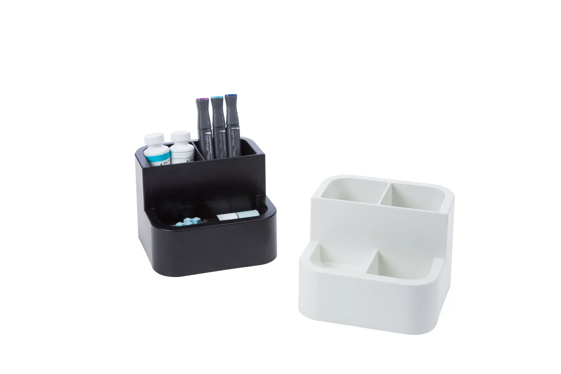 Un cepillero blanco y negro con cepillos de dientes dentro.