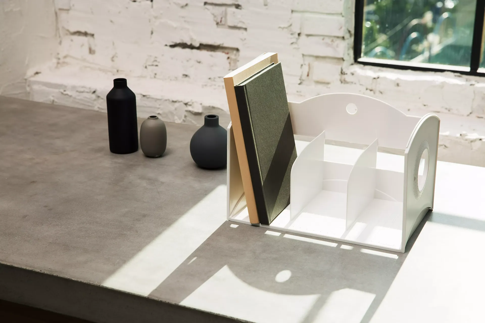 Mesa con organizador de libros blanco de Litem