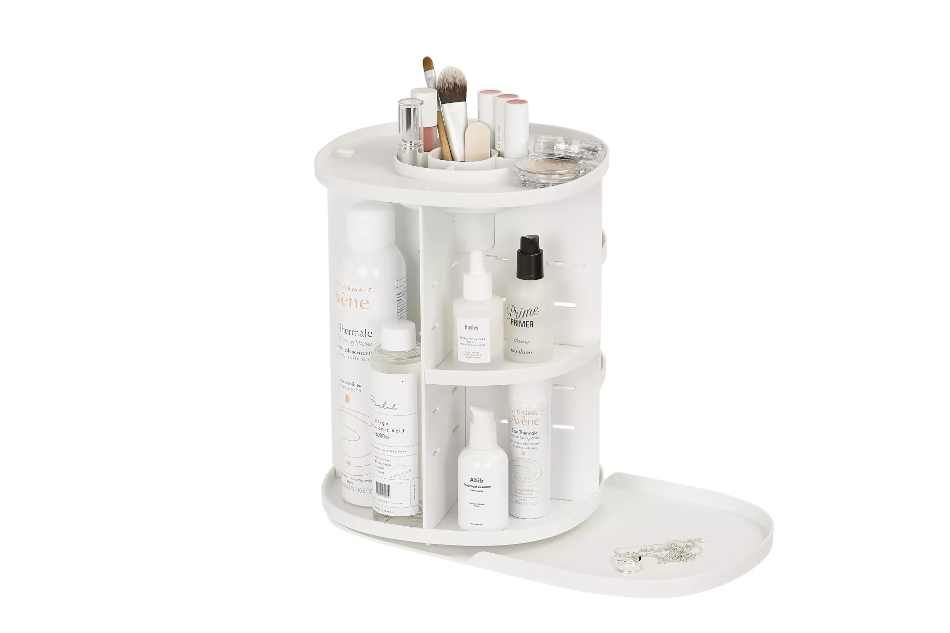 Un organizador de cosméticos blanco con frascos y pinceles.