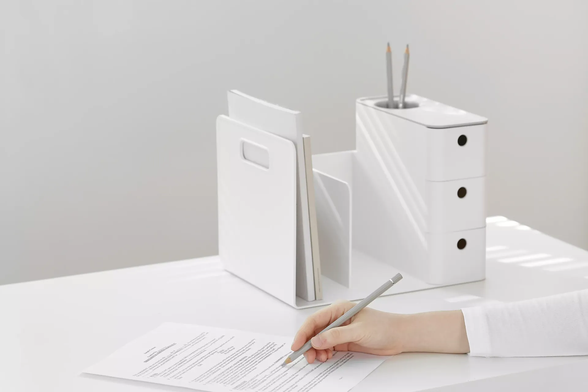 Organizador de escritorio con 3 libros, 3 cajones y lápices organizados