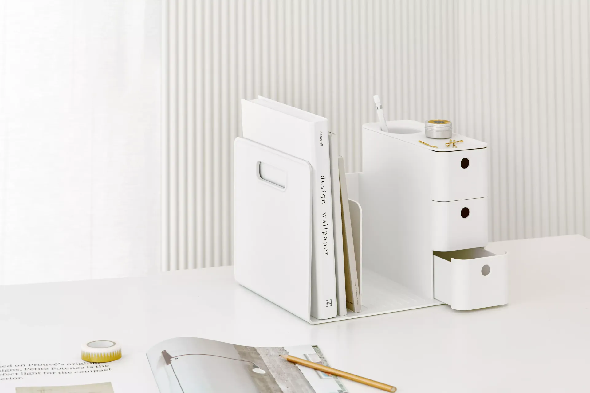 Organizador de escritorio con 3 libros, 3 cajones y lápices organizados