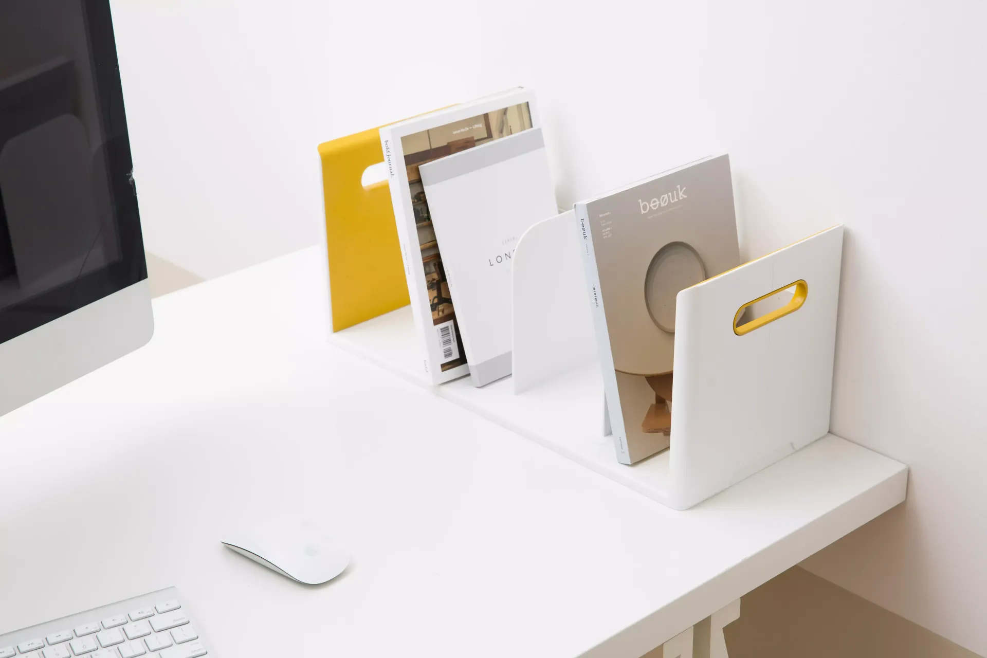 Organizador de libros amarillo y blanco de Litem con 2 libros