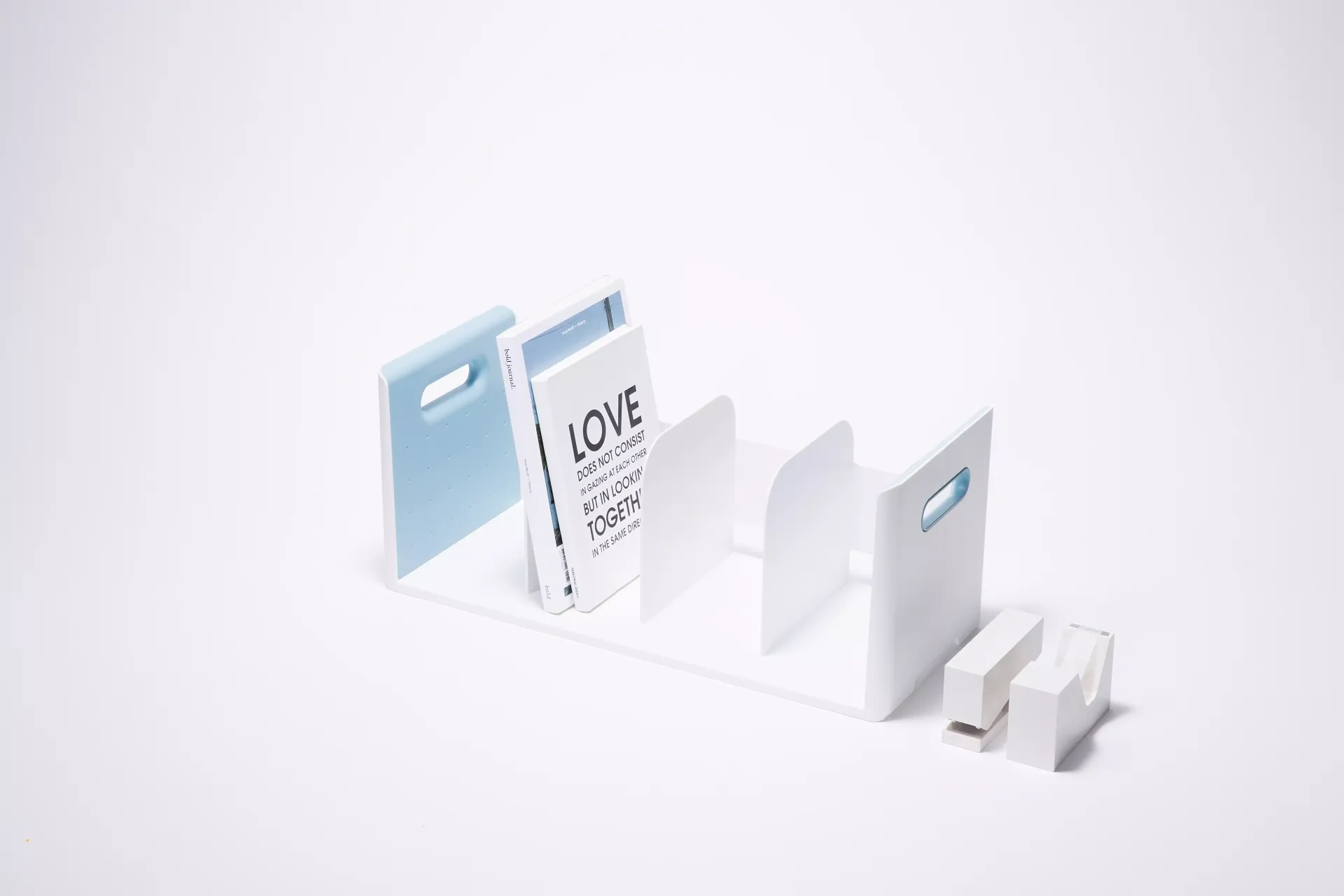 Organizador de libros blanco y azul con dos libros