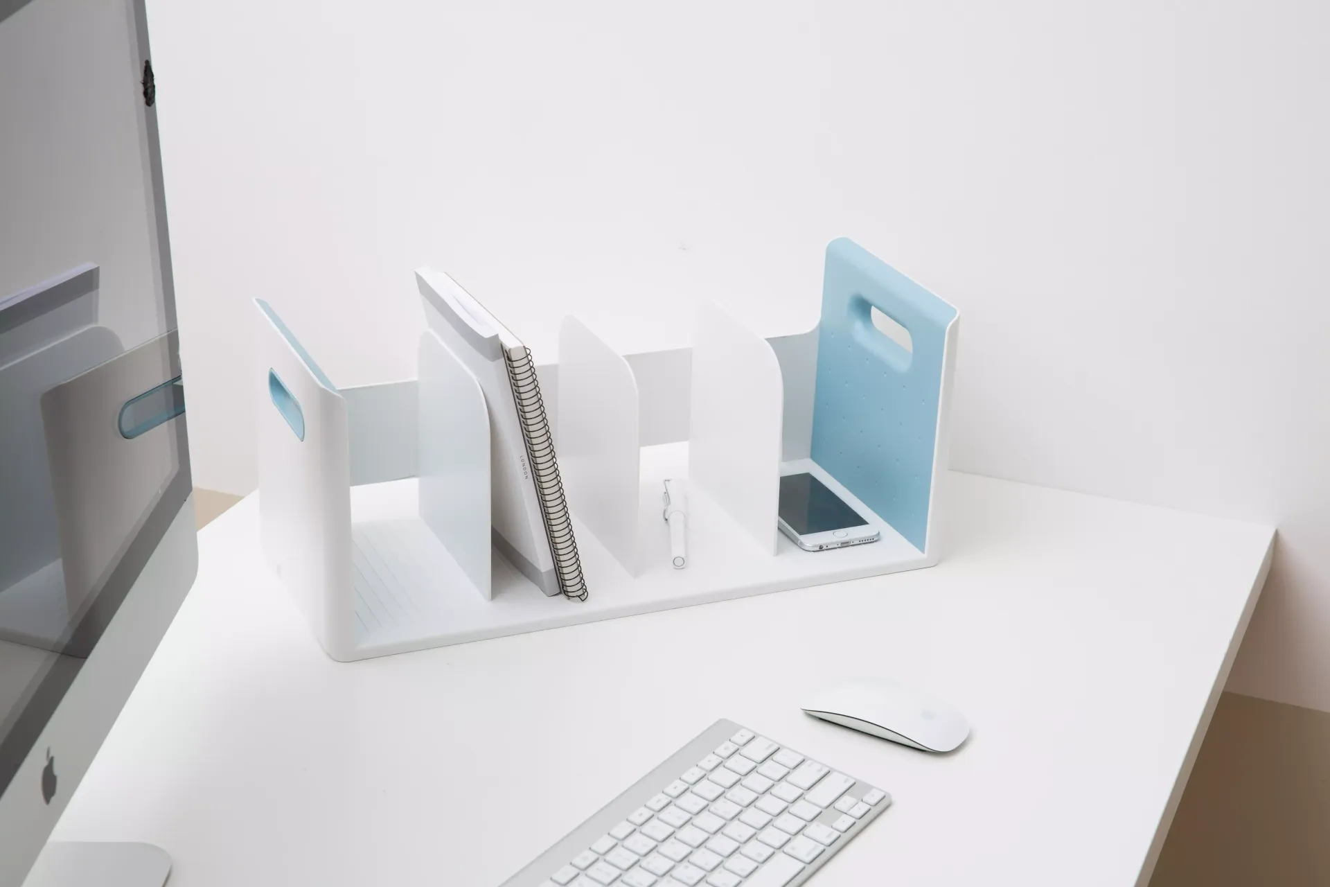 Secretaria con ordenador y organizador de libros de litem