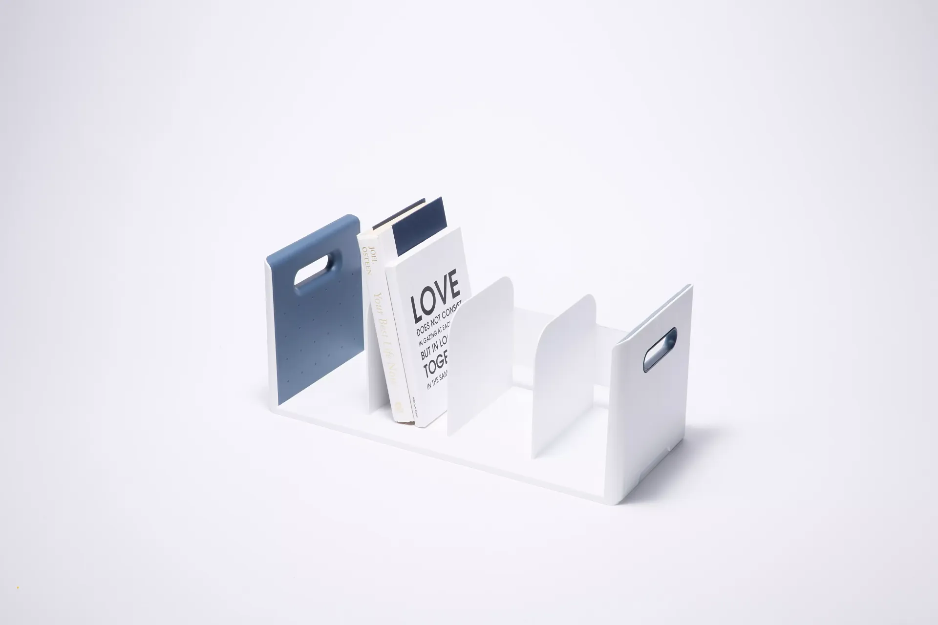 Organizador de escritorio con libros y revistas