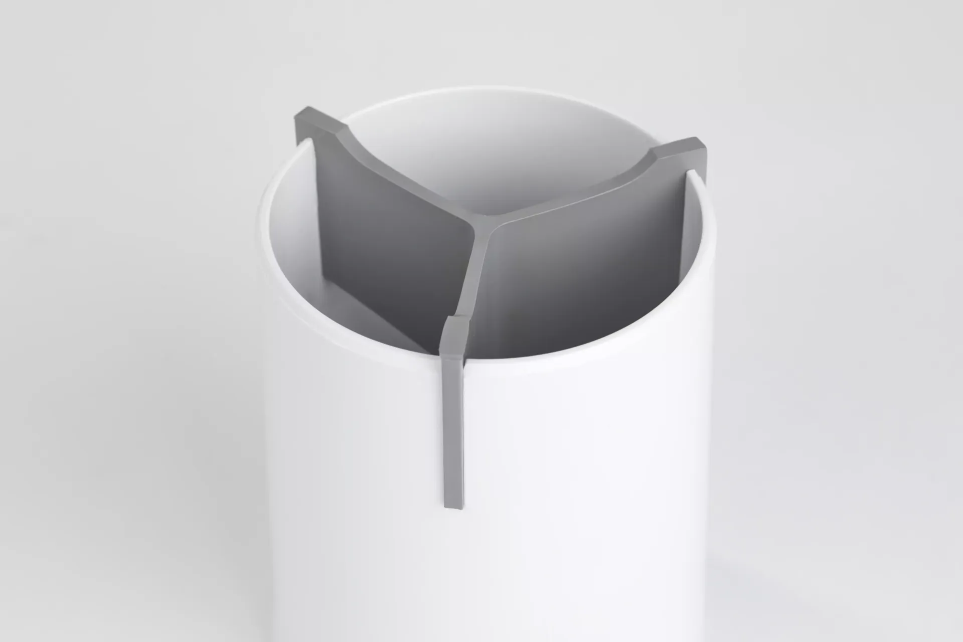 Un primer plano de un tubo blanco con una franja gris en el lateral.