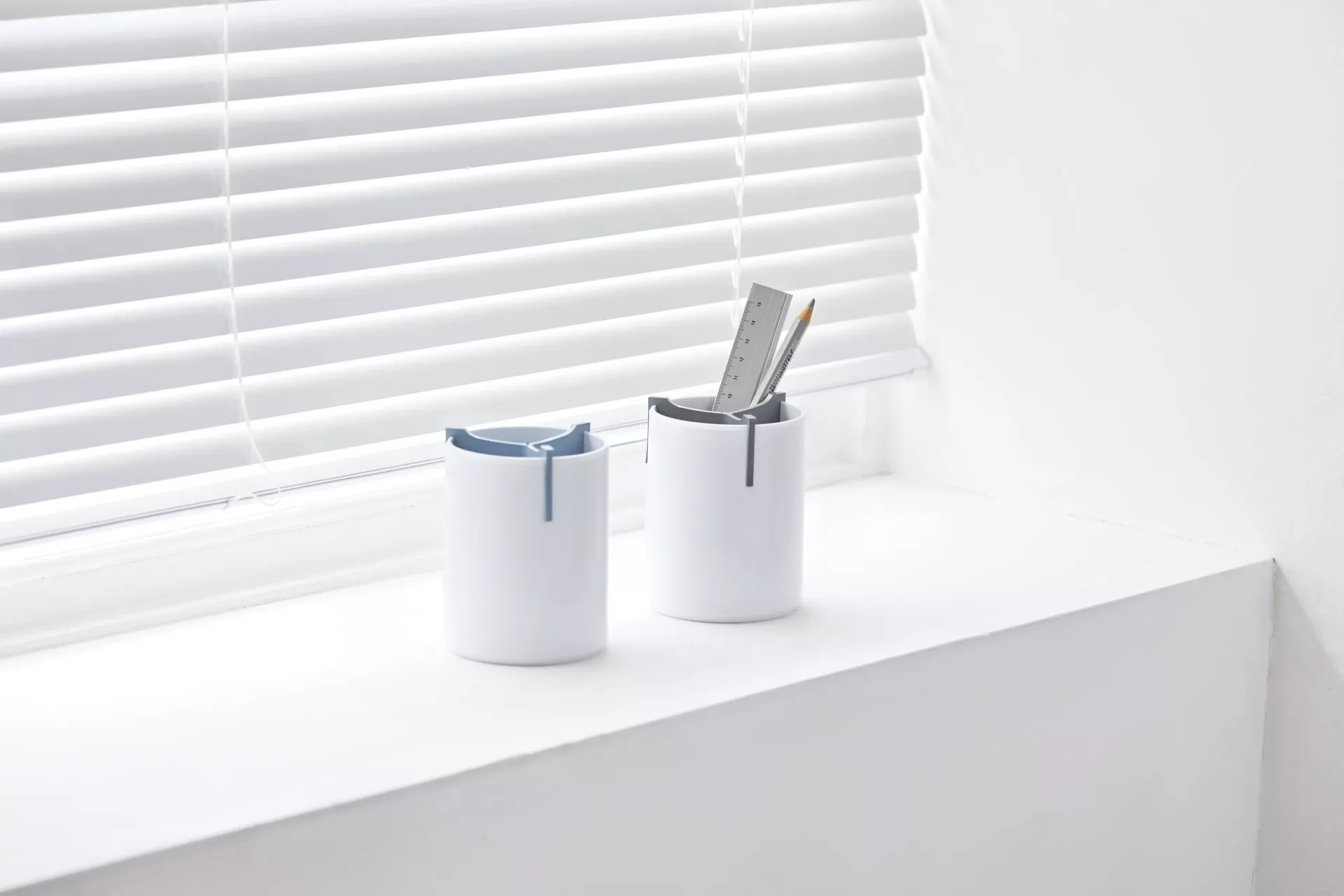 Portabolígrafos con 3 compartimentos para guardar lápices y bolígrafos.