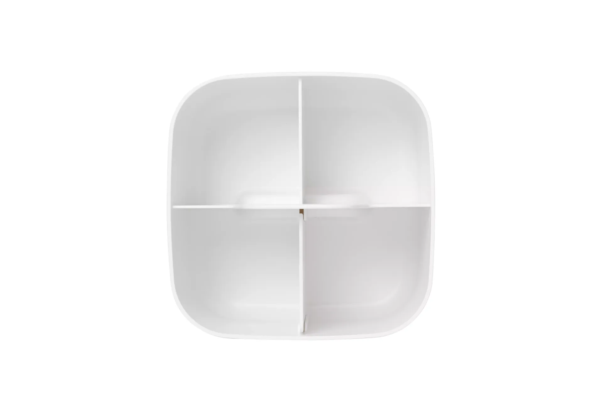 Interior de la cesta organizadora con 4 compartimentos de litem en fondo blanco