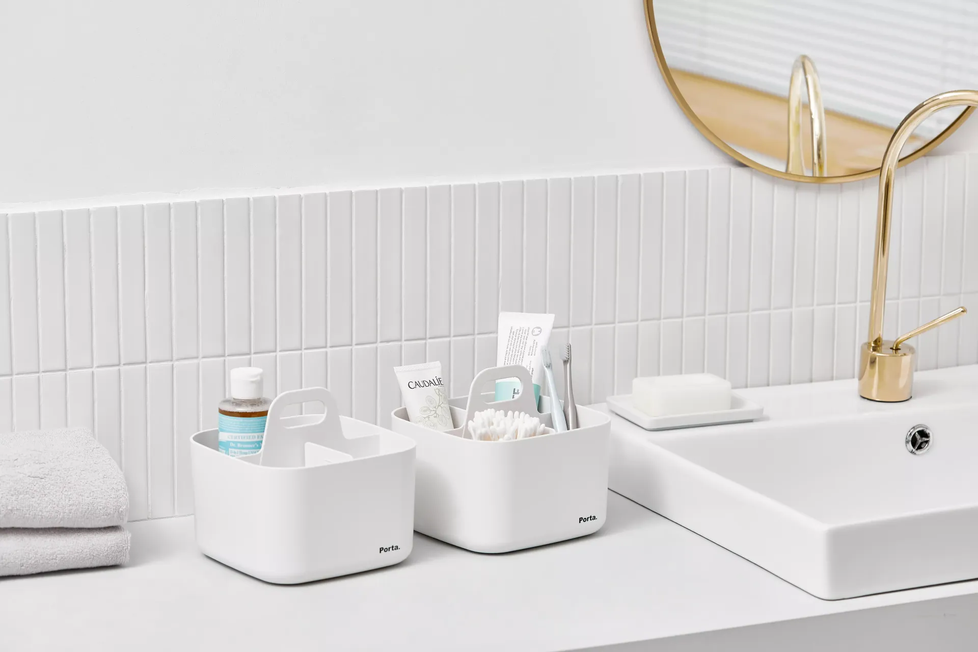 Un lavabo con un espejo.