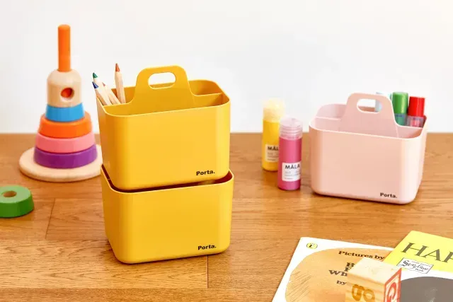 Una mesa de madera cubierta con un montón de recipientes y juguetes.