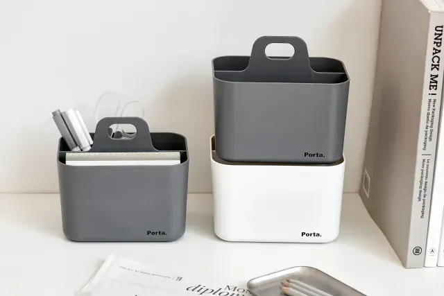 Tres cajas están apiladas una encima de otra sobre una mesa.