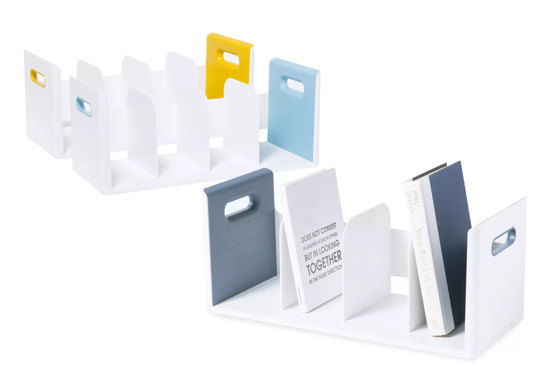 Una estantería blanca con un montón de libros encima.