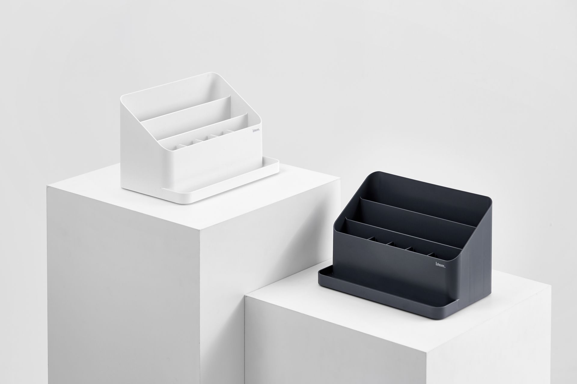 Hay dos cajas encima de un cubo blanco.