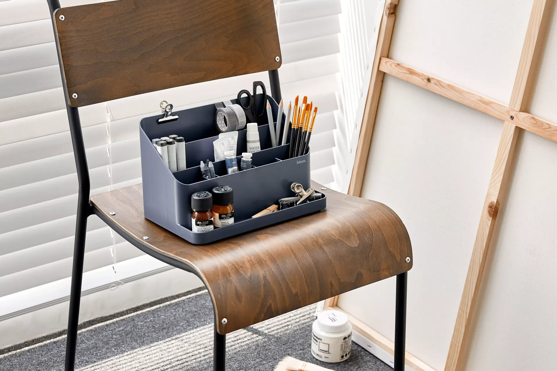 Una silla de madera con una bandeja para organizar encima.