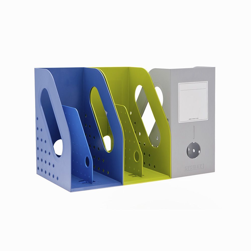 Un revistero azul, verde y gris sobre fondo blanco.