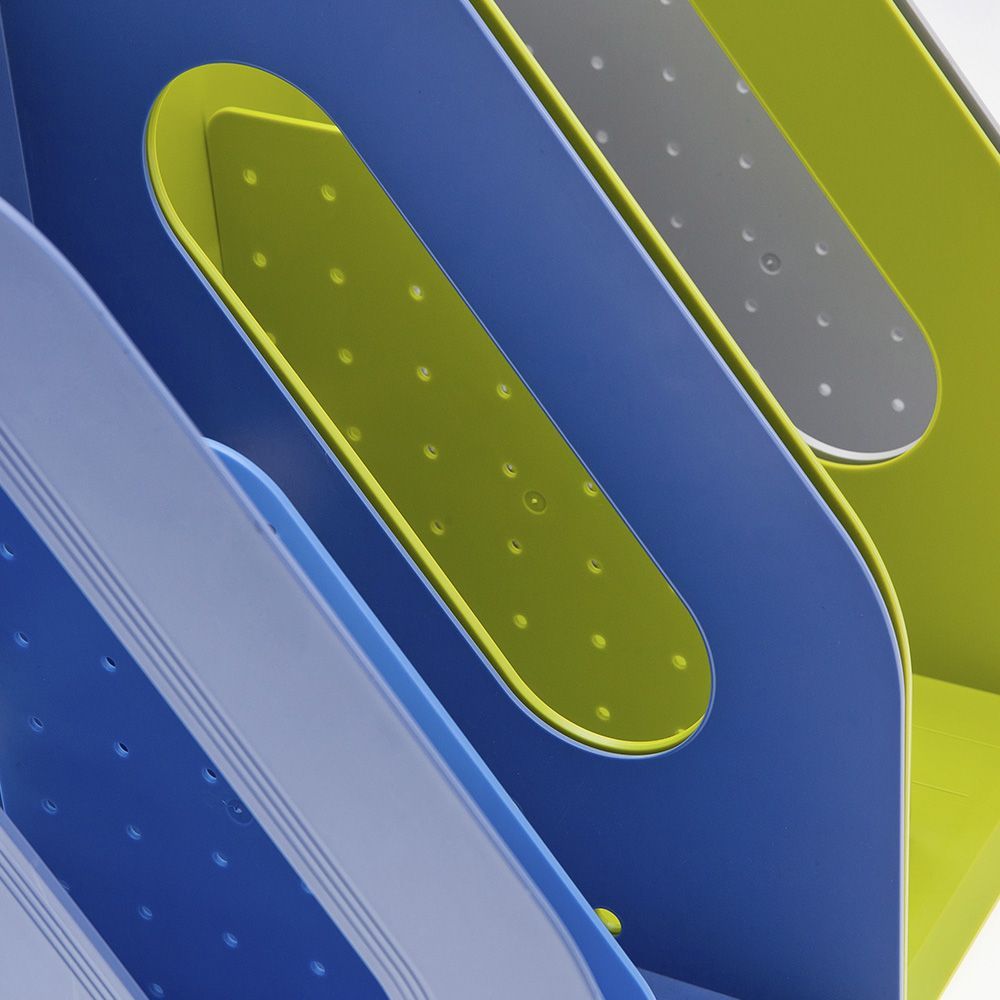 Un objeto azul y verde con agujeros.