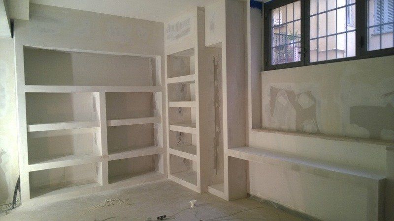 Scaffale ad angolo in cartongesso