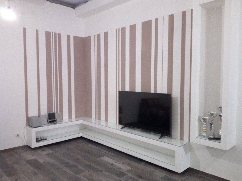 Muro ad angolo in cartongesso con rivestimento rosa antico