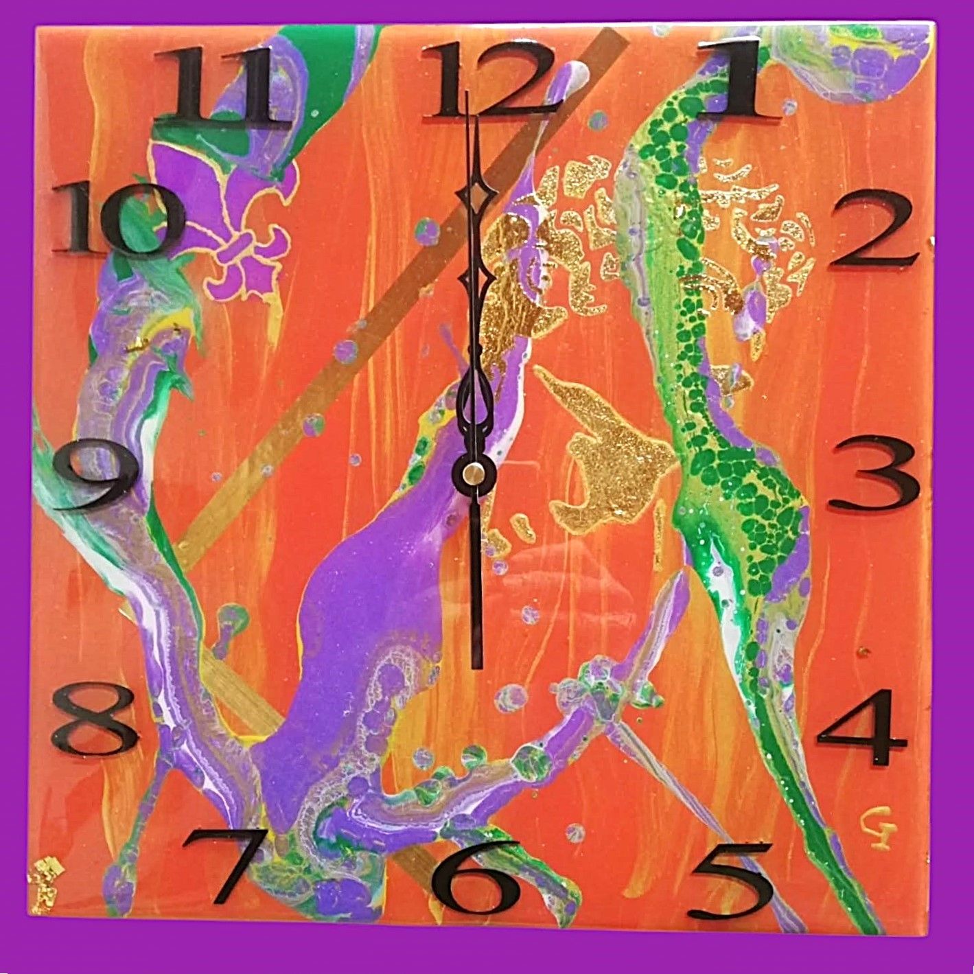 Un orologio colorato con le lancette sui numeri 11 e 12