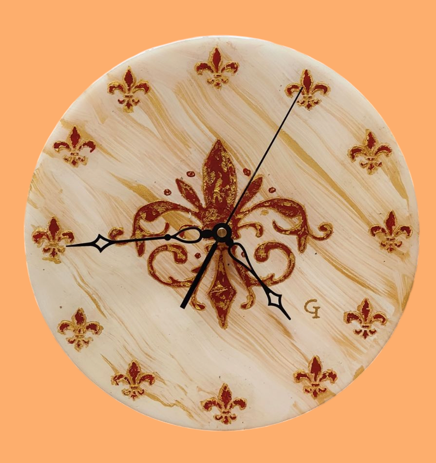 Un orologio con un giglio e la lettera g sopra